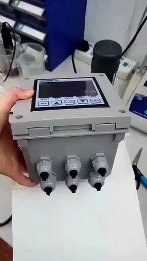 是一款適用于需要同時監(jiān)控多個參數(shù)的復(fù)雜應(yīng)用場合的多參數(shù)儀表，具有獨(dú)立的比例控制輸出，兩路可調(diào) 頻率輸出，RS485串行接口（MODBUS協(xié)議），三個繼電器輸出，探頭質(zhì)量顯示和數(shù)據(jù)記錄功能