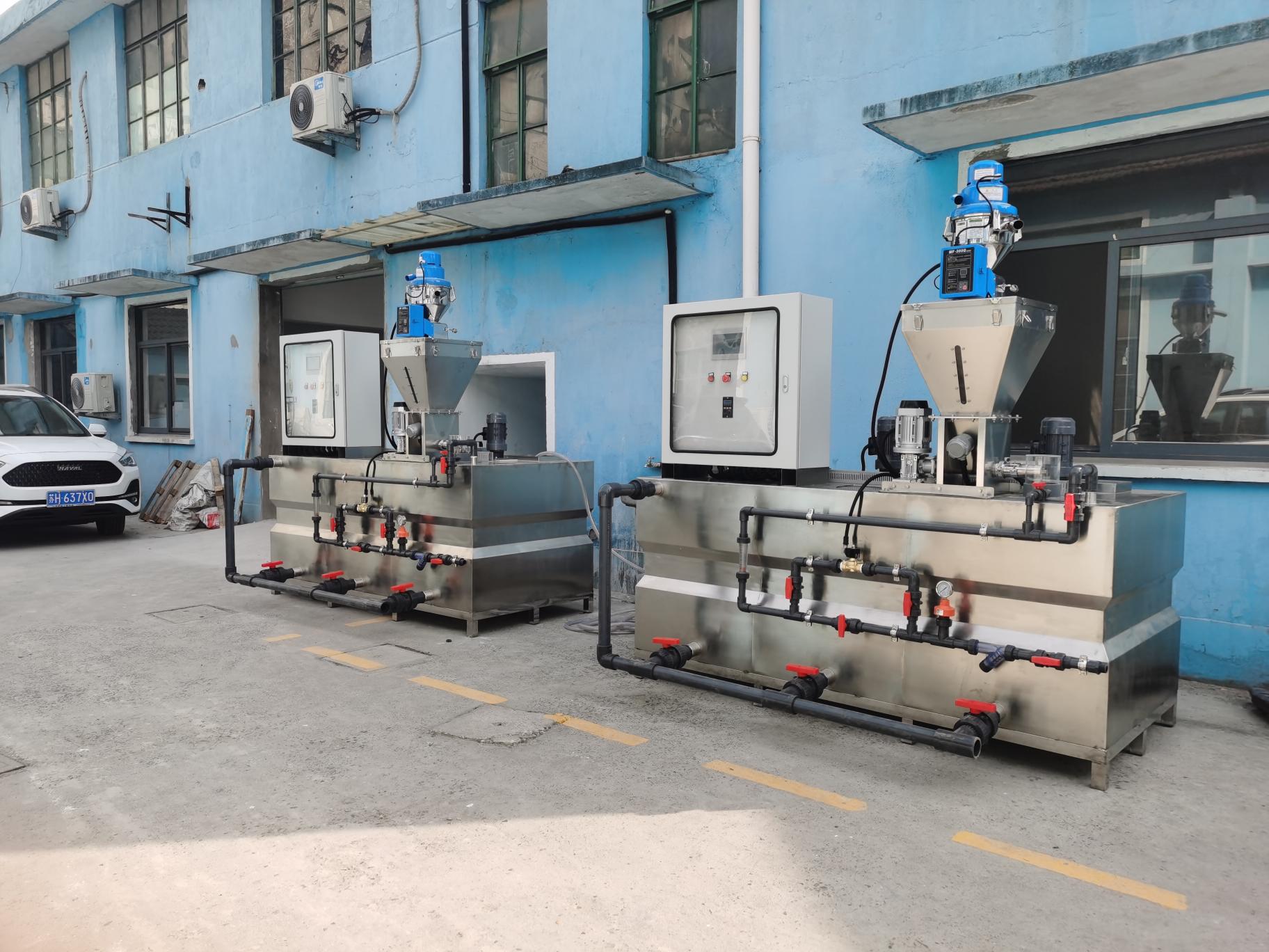 本機(jī)小巧玲瓏，主要由1、電控系統(tǒng)，2、料斗，3、定量干粉投加器，  4、攪拌機(jī)，5、溶液箱，6、排空系統(tǒng)，7、給水系統(tǒng)組成