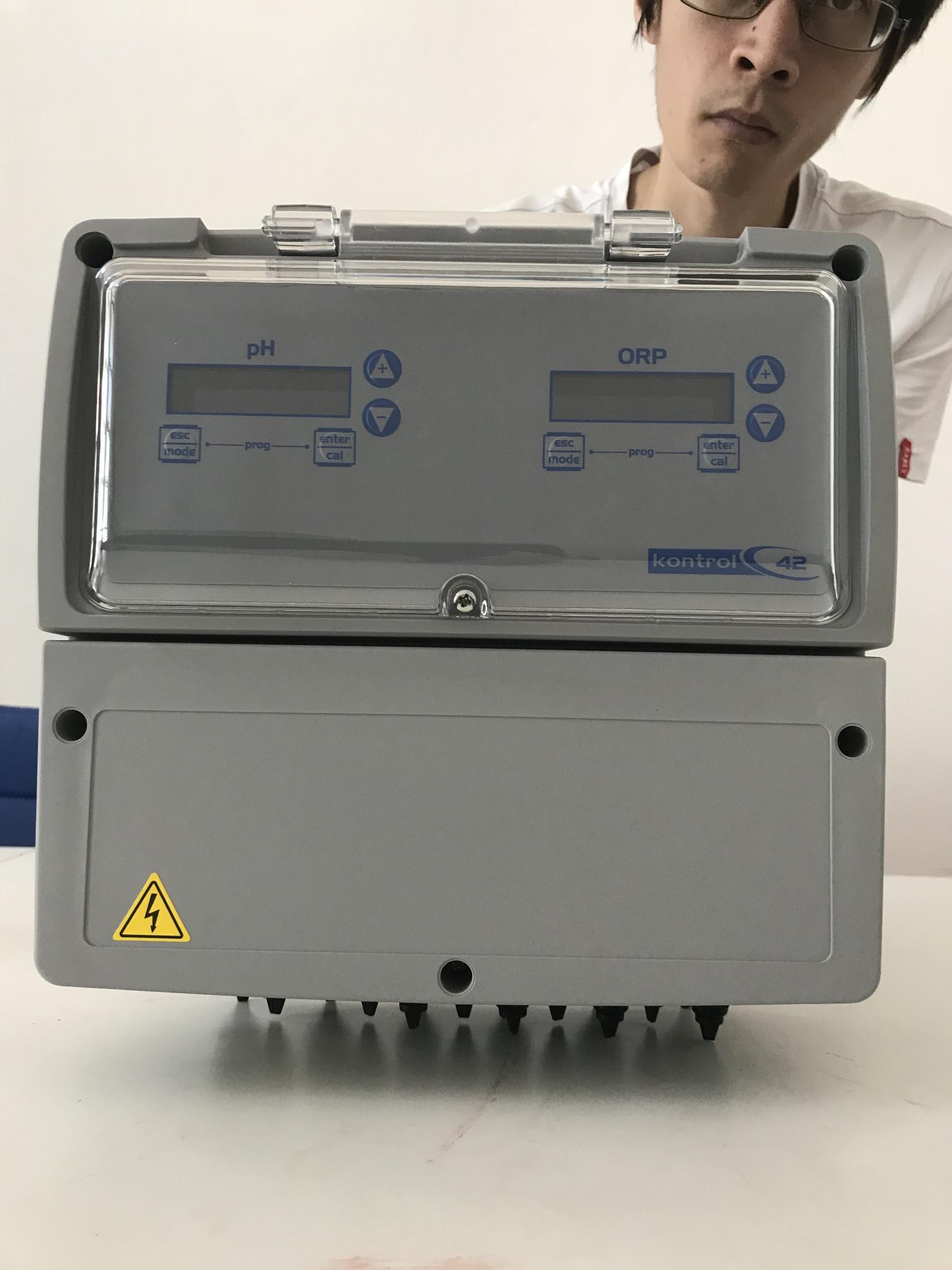 Kontrol 42雙功能水質(zhì)監(jiān)控儀-泳池量參數(shù)水質(zhì)檢測(cè)儀