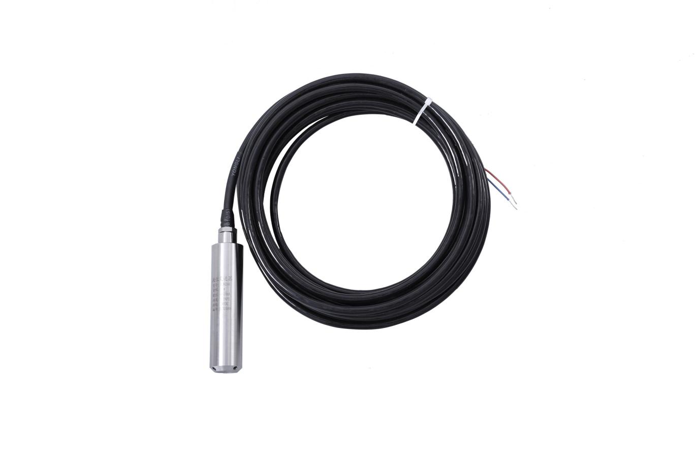 把與液位深度成正比的液體靜態(tài)壓力準確測量出來，經(jīng)過信號調(diào)理電路轉(zhuǎn)換成標準（電壓或電壓）信號輸出，建立起輸出信號與液位深度的線性對應(yīng)關(guān)系，實現(xiàn)對液體深度的測量。由傳感器、導(dǎo)氣電纜、不銹鋼筒等組成。產(chǎn)品精度高、體積小，直接投入液體中，即可測量出變送器末端到液面的液體高度，使用方便。適用于石油、化工、電廠、城市供水、水文勘探領(lǐng)域的液位測量與控制。