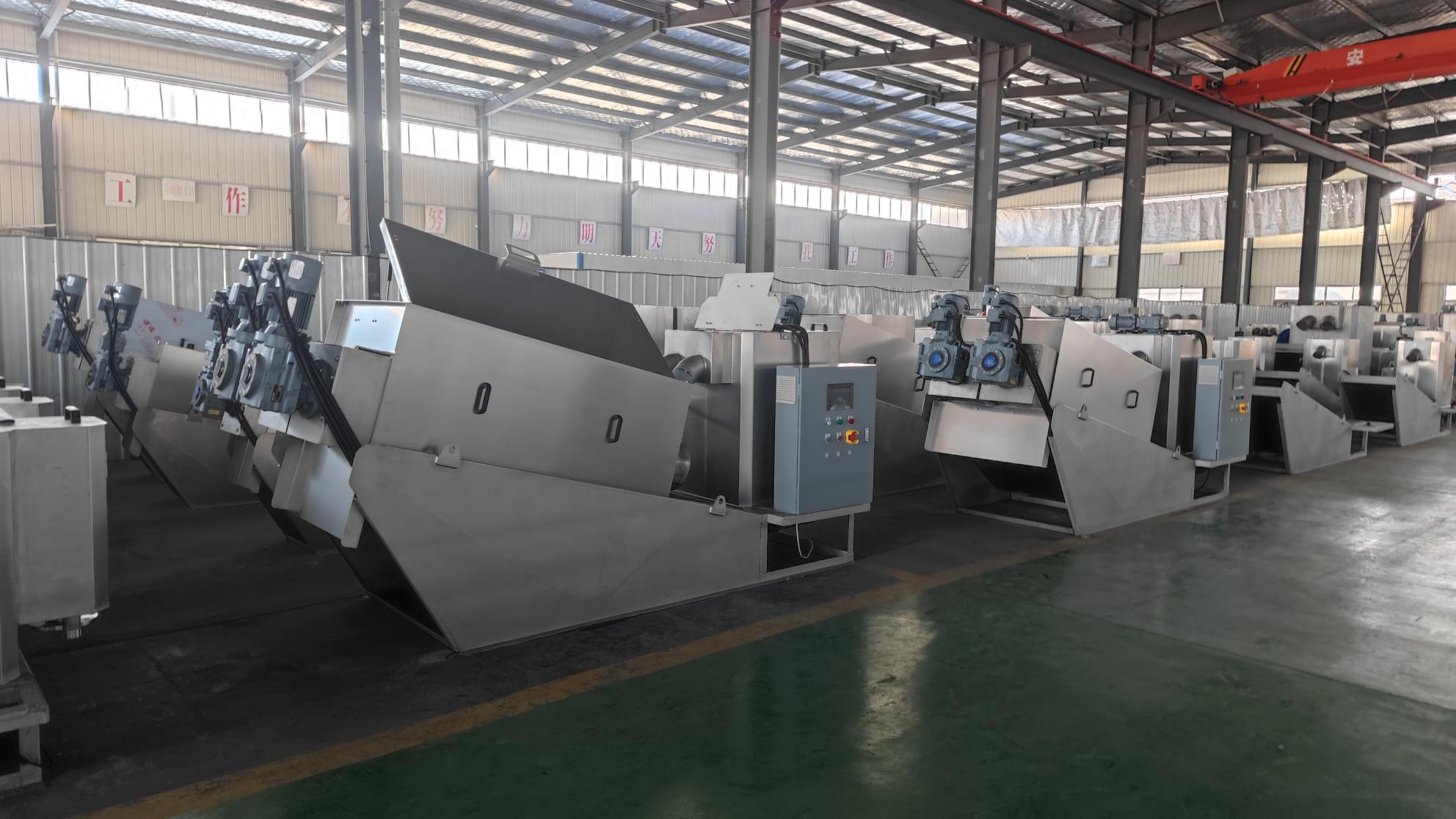 疊螺式污泥脫水機(jī)是集全自動PLC控制柜、污泥濃縮脫水本體及絮凝箱于一體，可在全自動運(yùn)行的條件下，實(shí)現(xiàn)高效的絮凝，連續(xù)完成污泥濃縮壓榨脫水工作，將收集的濾液回流或排放，脫水的污泥排出。